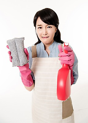 포토 JPG 스튜디오촬영 여자 가사 실내 한명 서기 들기 상반신 성인 앞모습 30대 앞치마 한국인 찡그림 주부 고무장갑 수세미 세정제 성인여자한명만 국내포토 1 뷰포인트 장갑 모션 표정 사람 동양인 내부 장년 위생용품 고무 여자한명만 성인여자만 파일형식