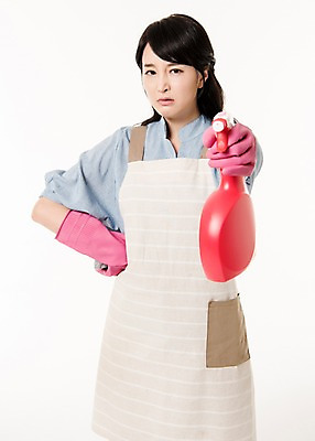 포토 JPG 스튜디오촬영 여자 허리손 가사 실내 한명 서기 들기 상반신 성인 앞모습 30대 앞치마 한국인 찡그림 주부 고무장갑 수세미 세정제 성인여자한명만 국내포토 1 뷰포인트 포즈 장갑 모션 표정 사람 동양인 내부 장년 위생용품 고무 여자한명만 성인여자만 파일형식