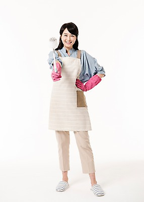 포토 JPG 스튜디오촬영 전신 여자 허리손 가사 실내 한명 서기 미소 들기 성인 앞모습 30대 앞치마 한국인 주부 고무장갑 변기솔 성인여자한명만 국내포토 1 뷰포인트 포즈 장갑 모션 표정 사람 동양인 내부 장년 솔 고무 여자한명만 성인여자만 파일형식