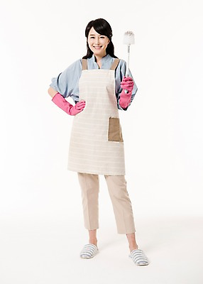 포토 JPG 스튜디오촬영 전신 여자 허리손 가사 실내 한명 서기 미소 들기 성인 앞모습 30대 앞치마 한국인 주부 고무장갑 변기솔 성인여자한명만 국내포토 1 뷰포인트 포즈 장갑 모션 표정 사람 동양인 내부 장년 솔 고무 여자한명만 성인여자만 파일형식