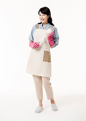 포토 JPG 스튜디오촬영 전신 여자 가사 실내 한명 서기 미소 들기 성인 앞모습 30대 앞치마 한국인 주부 고무장갑 변기솔 성인여자한명만 국내포토 1 뷰포인트 장갑 모션 표정 사람 동양인 내부 장년 솔 고무 여자한명만 성인여자만 파일형식