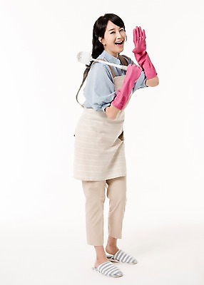 포토 JPG 스튜디오촬영 전신 여자 가사 실내 한명 서기 미소 들기 성인 옆모습 30대 앞치마 외침 한국인 주부 고무장갑 변기솔 성인여자한명만 국내포토 1 뷰포인트 장갑 모션 표정 사람 동양인 내부 장년 소리 솔 고무 여자한명만 성인여자만 파일형식