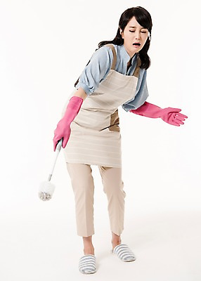 포토 JPG 스튜디오촬영 전신 응시 여자 가사 실내 한명 서기 들기 성인 앞모습 30대 앞치마 한국인 찡그림 주부 고무장갑 변기솔 성인여자한명만 국내포토 1 시선 뷰포인트 장갑 모션 표정 사람 동양인 내부 장년 솔 고무 여자한명만 성인여자만 파일형식