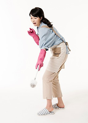 포토 JPG 스튜디오촬영 전신 응시 여자 가사 실내 한명 서기 들기 성인 옆모습 30대 앞치마 한국인 찡그림 주부 고무장갑 변기솔 성인여자한명만 국내포토 1 시선 뷰포인트 장갑 모션 표정 사람 동양인 내부 장년 솔 고무 여자한명만 성인여자만 파일형식