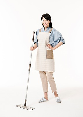 포토 JPG 스튜디오촬영 전신 여자 허리손 가사 실내 한명 서기 미소 들기 성인 앞모습 30대 앞치마 한국인 청소 주부 대걸레 물걸레 성인여자한명만 국내포토 1 뷰포인트 포즈 모션 표정 사람 동양인 내부 장년 청소도구 걸레 여자한명만 성인여자만 파일형식