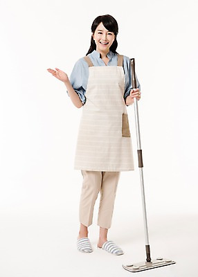포토 JPG 스튜디오촬영 전신 여자 가사 안내 실내 한명 서기 미소 들기 손짓 성인 앞모습 30대 앞치마 한국인 청소 주부 대걸레 물걸레 성인여자한명만 국내포토 1 뷰포인트 모션 표정 사람 동양인 내부 장년 청소도구 걸레 여자한명만 성인여자만 파일형식