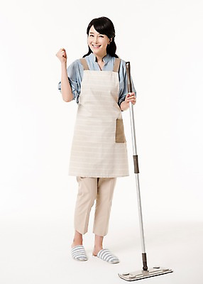 포토 JPG 스튜디오촬영 전신 여자 가사 실내 한명 서기 미소 들기 성인 앞모습 30대 파이팅 앞치마 한국인 청소 주부 대걸레 물걸레 성인여자한명만 국내포토 1 뷰포인트 모션 표정 사람 동양인 내부 장년 청소도구 걸레 여자한명만 성인여자만 파일형식