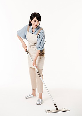 포토 JPG 스튜디오촬영 전신 응시 여자 가사 실내 한명 서기 미소 들기 성인 앞모습 30대 앞치마 한국인 청소 주부 대걸레 물걸레 성인여자한명만 국내포토 1 시선 뷰포인트 모션 표정 사람 동양인 내부 장년 청소도구 걸레 여자한명만 성인여자만 파일형식
