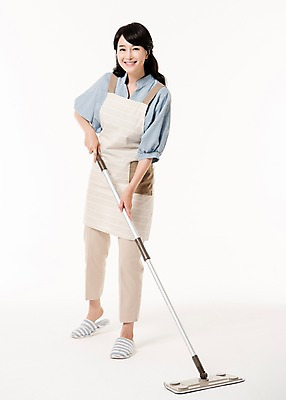 포토 JPG 스튜디오촬영 전신 여자 가사 실내 한명 서기 미소 들기 성인 앞모습 30대 앞치마 한국인 청소 주부 대걸레 물걸레 성인여자한명만 국내포토 1 뷰포인트 모션 표정 사람 동양인 내부 장년 청소도구 걸레 여자한명만 성인여자만 파일형식