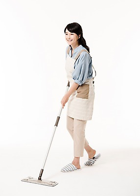 포토 JPG 스튜디오촬영 전신 응시 여자 가사 실내 한명 서기 미소 들기 성인 옆모습 30대 앞치마 한국인 청소 주부 대걸레 물걸레 성인여자한명만 국내포토 1 시선 뷰포인트 모션 표정 사람 동양인 내부 장년 청소도구 걸레 여자한명만 성인여자만 파일형식