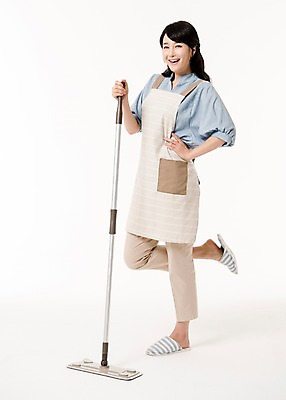 포토 JPG 스튜디오촬영 전신 여자 허리손 가사 실내 한명 서기 미소 들기 성인 옆모습 30대 앞치마 한국인 청소 주부 대걸레 물걸레 성인여자한명만 국내포토 1 뷰포인트 포즈 모션 표정 사람 동양인 내부 장년 청소도구 걸레 여자한명만 성인여자만 파일형식