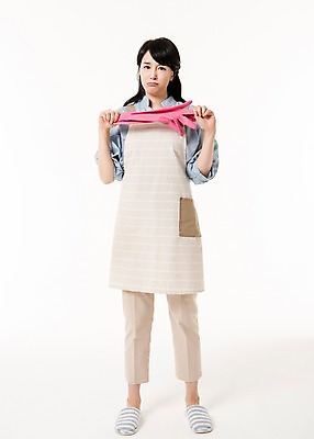 포토 JPG 스튜디오촬영 전신 여자 실내 한명 서기 들기 성인 앞모습 30대 한국인 짜증 찡그림 주부 고무장갑 불만 성인여자한명만 국내포토 1 감정 뷰포인트 장갑 모션 표정 사람 동양인 내부 장년 고무 여자한명만 성인여자만 파일형식