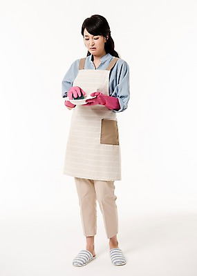 포토 JPG 스튜디오촬영 전신 접시 응시 여자 실내 한명 서기 들기 성인 앞모습 30대 한국인 찡그림 설거지 주부 수세미 성인여자한명만 국내포토 1 식기 시선 뷰포인트 가사 모션 표정 사람 동양인 내부 장년 여자한명만 성인여자만 파일형식