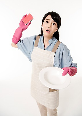 포토 JPG 스튜디오촬영 접시 여자 실내 한명 서기 들기 상반신 성인 앞모습 30대 한국인 짜증 설거지 주부 고무장갑 수세미 불만 성인여자한명만 국내포토 1 식기 감정 뷰포인트 장갑 가사 모션 사람 동양인 내부 장년 고무 여자한명만 성인여자만 파일형식