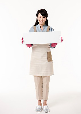 포토 JPG 스튜디오촬영 전신 배너 여자 사각프레임 실내 한명 서기 미소 들기 성인 앞모습 30대 한국인 주부 고무장갑 성인여자한명만 국내포토 1 뷰포인트 장갑 모션 프레임 표정 사람 동양인 내부 장년 사각형 고무 여자한명만 성인여자만 파일형식 도형 잡화 인종 여자만 성인만