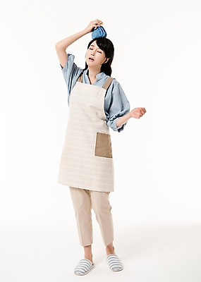 포토 JPG 스튜디오촬영 전신 여자 실내 한명 서기 들기 성인 앞모습 30대 머리 고통 한국인 찡그림 주부 얼음주머니 얼음팩 성인여자한명만 국내포토 1 감정 뷰포인트 모션 표정 사람 동양인 내부 신체부위 장년 주머니 여자한명만 성인여자만 파일형식