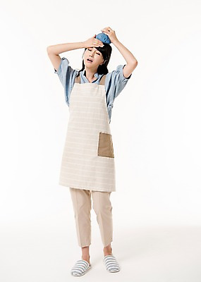 포토 JPG 스튜디오촬영 전신 여자 실내 한명 서기 들기 성인 앞모습 30대 머리 고통 한국인 찡그림 주부 얼음주머니 얼음팩 성인여자한명만 국내포토 1 감정 뷰포인트 모션 표정 사람 동양인 내부 신체부위 장년 주머니 여자한명만 성인여자만 파일형식