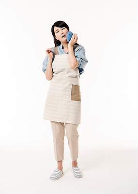 포토 JPG 스튜디오촬영 전신 여자 얼굴 실내 한명 서기 들기 성인 앞모습 신체부위 30대 고통 한국인 대기 찡그림 주부 얼음주머니 얼음팩 성인여자한명만 국내포토 1 감정 뷰포인트 모션 표정 사람 동양인 내부 장년 주머니 여자한명만 성인여자만 파일형식