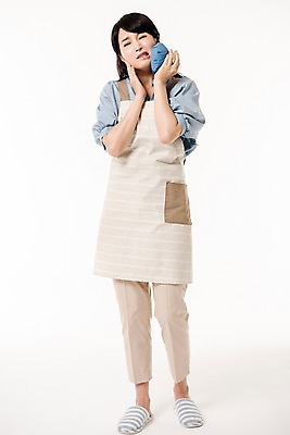 포토 JPG 스튜디오촬영 전신 여자 얼굴 실내 한명 서기 들기 성인 앞모습 신체부위 30대 고통 한국인 대기 찡그림 주부 얼음주머니 얼음팩 성인여자한명만 국내포토 1 감정 뷰포인트 모션 표정 사람 동양인 내부 장년 주머니 여자한명만 성인여자만 파일형식