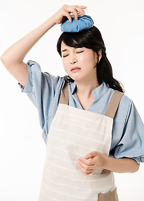 포토 JPG 스튜디오촬영 여자 얼굴 실내 한명 서기 들기 상반신 성인 앞모습 신체부위 30대 고통 한국인 대기 찡그림 주부 두통 얼음주머니 얼음팩 성인여자한명만 국내포토 1 감정 뷰포인트 모션 표정 사람 동양인 내부 장년 질병 주머니 여자한명만 성인여자만 파일형식