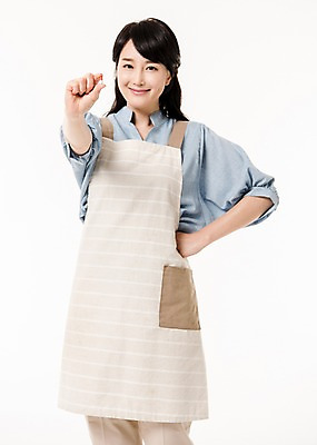 포토 JPG 스튜디오촬영 여자 허리손 실내 한명 서기 미소 들기 상반신 성인 앞모습 30대 알약 한국인 주부 성인여자한명만 국내포토 1 뷰포인트 포즈 모션 표정 사람 동양인 내부 장년 약 여자한명만 성인여자만 파일형식