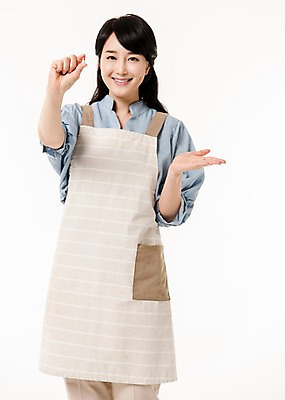 포토 JPG 스튜디오촬영 여자 실내 한명 서기 미소 들기 손짓 상반신 성인 앞모습 30대 알약 한국인 주부 성인여자한명만 국내포토 1 뷰포인트 모션 표정 사람 동양인 내부 장년 약 여자한명만 성인여자만 파일형식