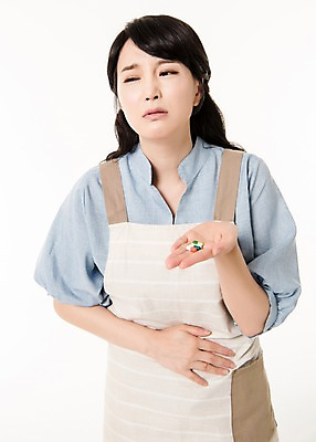 포토 JPG 스튜디오촬영 응시 여자 실내 한명 서기 들기 상반신 성인 앞모습 30대 알약 한국인 찡그림 주부 복통 성인여자한명만 국내포토 1 시선 뷰포인트 모션 표정 사람 동양인 내부 장년 약 질병 여자한명만 성인여자만 파일형식