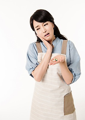 포토 JPG 스튜디오촬영 응시 여자 실내 한명 서기 들기 상반신 성인 앞모습 30대 알약 한국인 찡그림 주부 치통 성인여자한명만 국내포토 1 시선 뷰포인트 모션 표정 사람 동양인 내부 장년 약 질병 여자한명만 성인여자만 파일형식