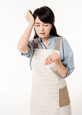 포토 JPG 스튜디오촬영 여자 실내 한명 서기 들기 상반신 성인 앞모습 30대 알약 눈감음 한국인 찡그림 주부 두통 성인여자한명만 국내포토 1 뷰포인트 모션 표정 사람 동양인 내부 장년 약 질병 여자한명만 성인여자만 파일형식