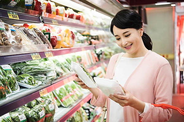 포토 JPG 응시 여자 채소 실내 한명 서기 미소 들기 상반신 성인 앞모습 아웃포커스 30대 장보기 한국인 주부 마트 성인여자한명만 국내포토 1 시선 뷰포인트 모션 촬영기법 표정 사람 동양인 내부 장년 상점 여자한명만 성인여자만 파일형식