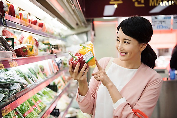 포토 JPG 응시 여자 채소 파프리카 실내 한명 서기 미소 상반신 성인 앞모습 아웃포커스 30대 장보기 한국인 가리킴 주부 마트 성인여자한명만 국내포토 1 시선 뷰포인트 모션 촬영기법 표정 사람 동양인 손짓 내부 장년 상점 여자한명만 성인여자만 파일형식
