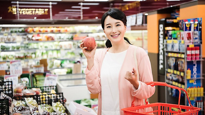 포토 JPG 여자 실내 한명 서기 미소 들기 상반신 성인 앞모습 아웃포커스 30대 장보기 한국인 사과 장바구니 주부 마트 성인여자한명만 국내포토 1 뷰포인트 과일 모션 촬영기법 표정 사람 동양인 내부 장년 쇼핑 바구니 상점 여자한명만 성인여자만 파일형식