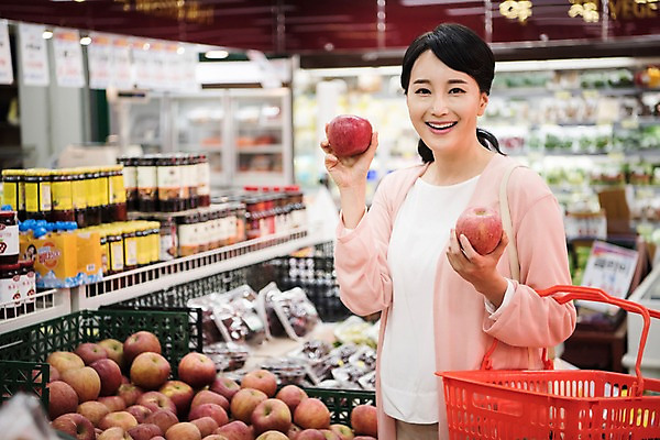 포토 JPG 여자 실내 한명 서기 미소 들기 상반신 성인 앞모습 아웃포커스 30대 장보기 한국인 사과 장바구니 주부 마트 성인여자한명만 국내포토 1 뷰포인트 과일 모션 촬영기법 표정 사람 동양인 내부 장년 쇼핑 바구니 상점 여자한명만 성인여자만 파일형식