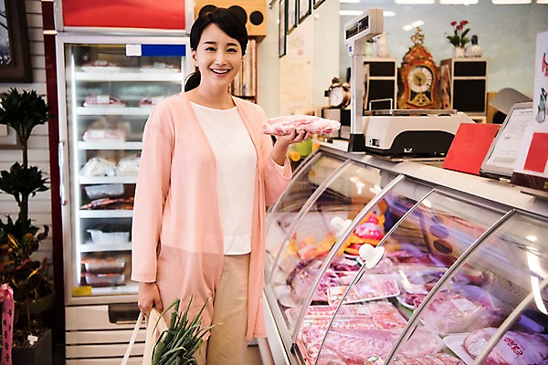 포토 JPG 여자 실내 돼지고기 한명 서기 미소 들기 상반신 성인 앞모습 아웃포커스 30대 장보기 한국인 주부 삼겹살 마트 성인여자한명만 국내포토 1 뷰포인트 모션 촬영기법 표정 육류 사람 동양인 내부 장년 상점 여자한명만 성인여자만 파일형식