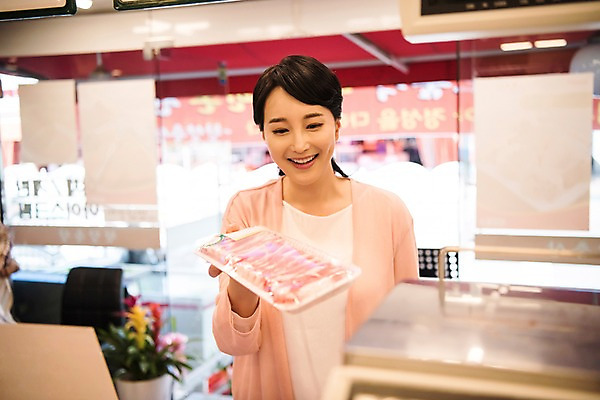 포토 JPG 여자 실내 한명 서기 미소 들기 상반신 성인 앞모습 아웃포커스 30대 장보기 한국인 주부 삼겹살 마트 성인여자한명만 국내포토 1 뷰포인트 모션 촬영기법 표정 돼지고기 사람 동양인 내부 장년 상점 여자한명만 성인여자만 파일형식