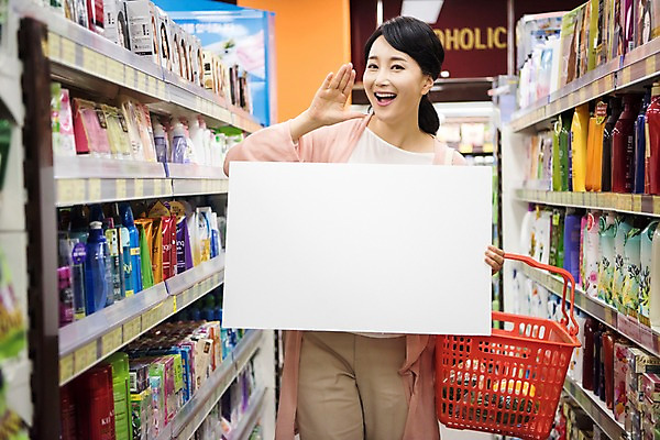 포토 JPG 배너 여자 생활용품 사각프레임 광고판 알림판 실내 한명 서기 미소 들기 상반신 성인 앞모습 30대 장보기 외침 한국인 장바구니 주부 마트 성인여자한명만 국내포토 1 뷰포인트 모션 프레임 표정 사람 동양인 내부 장년 쇼핑 바구니 상점 사각형 소리 오브젝트 판 여자한명만 성인여자만 파일형식