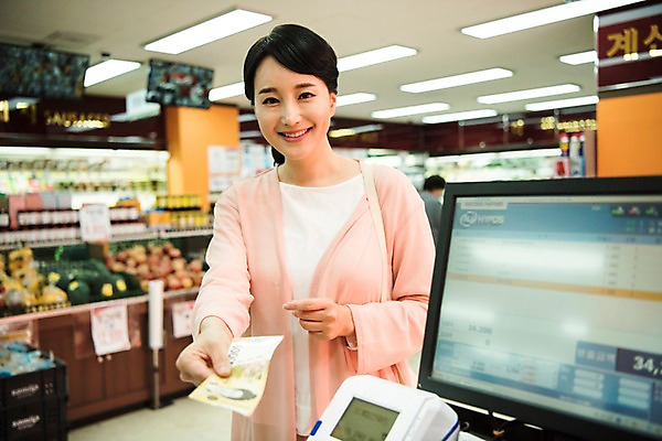 포토 JPG 여자 돈 실내 한명 서기 미소 들기 상반신 성인 앞모습 아웃포커스 30대 장보기 한국인 계산대 주부 마트 오만원 성인여자한명만 국내포토 1 뷰포인트 지폐 모션 촬영기법 표정 사람 동양인 내부 장년 상점 재산 여자한명만 성인여자만 파일형식