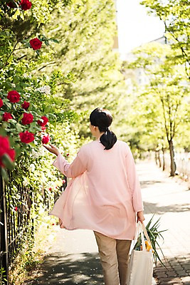 포토 JPG 주간 나무 여자 채소 한명 서기 상반신 성인 야외 뒷모습 아웃포커스 30대 장미 한국인 장바구니 주부 성인여자한명만 국내포토 자연요소 식물 1 꽃 뷰포인트 모션 촬영기법 사람 동양인 장년 쇼핑 바구니 여자한명만 성인여자만 파일형식