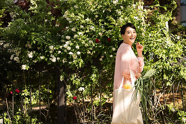 포토 JPG 주간 나무 여자 채소 한명 서기 미소 상반신 성인 야외 옆모습 아웃포커스 30대 한국인 장바구니 주부 성인여자한명만 국내포토 자연요소 식물 1 뷰포인트 모션 촬영기법 표정 사람 동양인 장년 쇼핑 바구니 여자한명만 성인여자만 파일형식