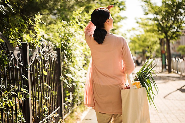 포토 JPG 주간 나무 여자 채소 한명 서기 들기 상반신 성인 야외 뒷모습 아웃포커스 30대 햇빛 한국인 장바구니 주부 성인여자한명만 국내포토 자연요소 식물 1 뷰포인트 모션 촬영기법 사람 동양인 장년 쇼핑 태양 바구니 여자한명만 성인여자만 파일형식