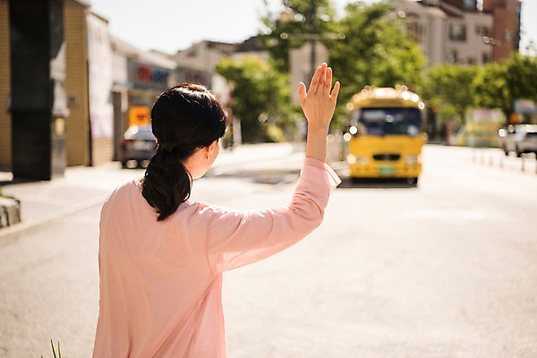 포토 JPG 주간 나무 여자 버스 한명 서기 상반신 성인 야외 뒷모습 아웃포커스 30대 손들기 한국인 주부 손흔들기 성인여자한명만 국내포토 자연요소 식물 1 육상교통 뷰포인트 모션 대중교통 촬영기법 사람 동양인 장년 여자한명만 성인여자만 파일형식