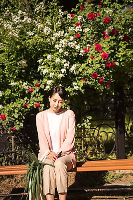 포토 JPG 주간 나무 응시 여자 채소 벤치 한명 앉기 상반신 성인 야외 앞모습 30대 한국인 장바구니 주부 성인여자한명만 국내포토 자연요소 식물 1 시선 뷰포인트 의자 모션 사람 동양인 장년 쇼핑 바구니 여자한명만 성인여자만 파일형식