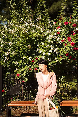 포토 JPG 주간 나무 응시 여자 채소 벤치 의자 한명 앉기 상반신 성인 야외 앞모습 30대 한국인 장바구니 주부 어깨주무르기 힘듦 성인여자한명만 국내포토 자연요소 식물 1 시선 뷰포인트 가구 컨셉 모션 사람 동양인 장년 쇼핑 바구니 주무르기 여자한명만 성인여자만 파일형식