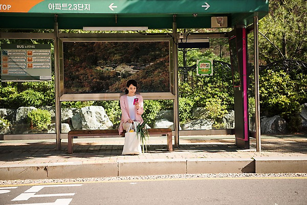 포토 JPG 주간 전신 나무 응시 여자 채소 한명 들기 앉기 성인 야외 앞모습 30대 스마트폰 한국인 버스정류장 장바구니 주부 성인여자한명만 국내포토 자연요소 식물 1 시선 뷰포인트 모션 사람 동양인 장년 핸드폰 스마트기기 쇼핑 바구니 역 여자한명만 성인여자만 파일형식