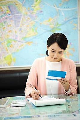 포토 JPG 응시 여자 지도 부동산 실내 한명 들기 앉기 상반신 성인 앞모습 30대 소파 한국인 책상 고민 문서 주부 통장 성인여자한명만 국내포토 1 시선 감정 뷰포인트 가구 의자 모션 사람 동양인 내부 장년 금융 재산 여자한명만 성인여자만 파일형식