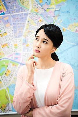 포토 JPG 응시 여자 지도 부동산 실내 한명 앉기 상반신 성인 앞모습 아웃포커스 30대 한국인 고민 주부 성인여자한명만 국내포토 1 시선 감정 뷰포인트 모션 촬영기법 사람 동양인 내부 장년 재산 여자한명만 성인여자만 파일형식