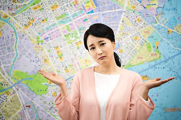 포토 JPG 여자 지도 팔벌리기 부동산 실내 한명 앉기 상반신 성인 앞모습 30대 한국인 고민 주부 성인여자한명만 국내포토 1 감정 뷰포인트 모션 사람 동양인 내부 장년 재산 여자한명만 성인여자만 파일형식