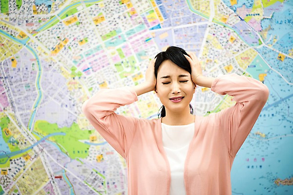 포토 JPG 여자 지도 부동산 실내 한명 앉기 상반신 성인 앞모습 30대 눈감음 한국인 고민 주부 성인여자한명만 국내포토 1 감정 뷰포인트 모션 사람 동양인 내부 장년 재산 여자한명만 성인여자만 파일형식