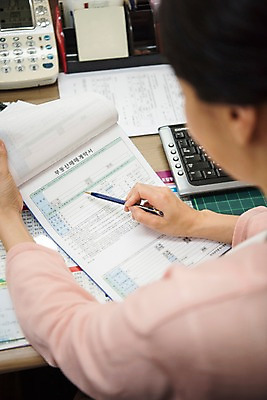 포토 JPG 응시 여자 부동산 실내 한명 들기 앉기 상반신 성인 뒷모습 아웃포커스 30대 펜 한국인 문서 주부 성인여자한명만 국내포토 1 시선 뷰포인트 모션 촬영기법 사람 동양인 내부 장년 필기구 재산 여자한명만 성인여자만 파일형식