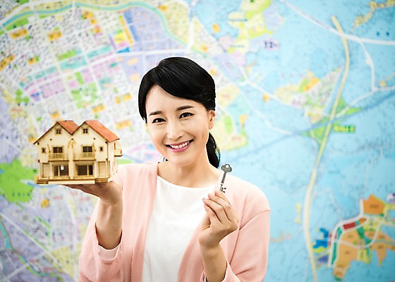 포토 JPG 여자 지도 열쇠 부동산 주택 실내 한명 서기 미소 들기 상반신 성인 앞모습 아웃포커스 30대 모형 한국인 주부 성인여자한명만 국내포토 1 뷰포인트 모션 촬영기법 표정 사람 동양인 내부 건물 장년 재산 여자한명만 성인여자만 파일형식